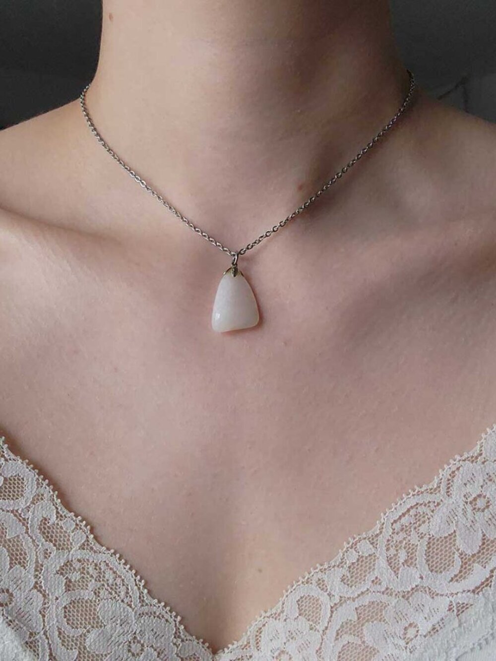 White natural stone necklace with a small silver chain - Picture 5 of 12